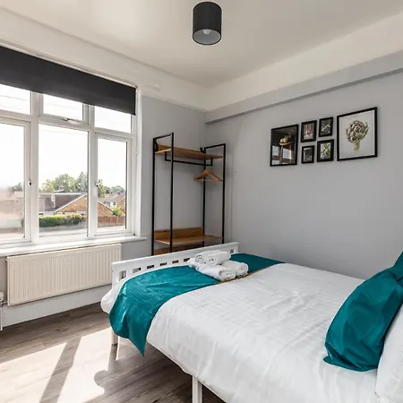 Dove Court Travel 3 - First Floor Ensuite Almondsbury