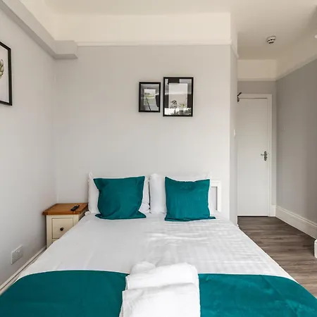 Dove Court Travel 3 - First Floor Ensuite Guest house