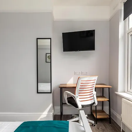 Dove Court Travel 3 - First Floor Ensuite Almondsbury