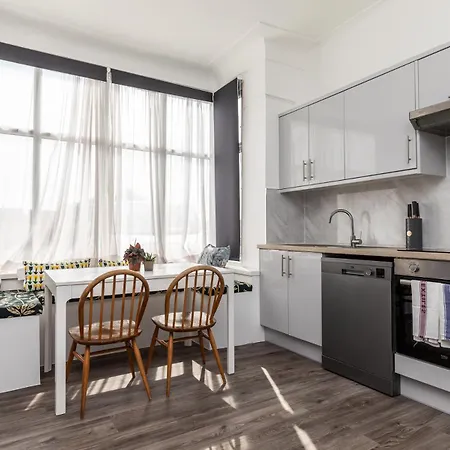 Dove Court Travel 3 - First Floor Ensuite